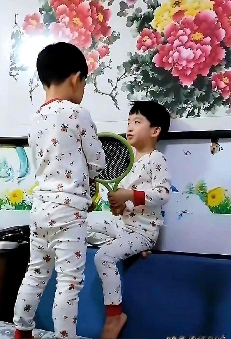 昨晚的浦东机场熄灯前，安安和佑佑拎着小拉杆箱跟妈妈踏上回首尔的航班，给外婆家留下