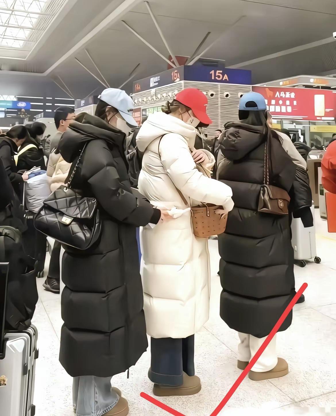 我滴个乖乖哪！发现没有，现在的女生怎么都流行这样子穿搭了？
一个个的长款羽绒服配