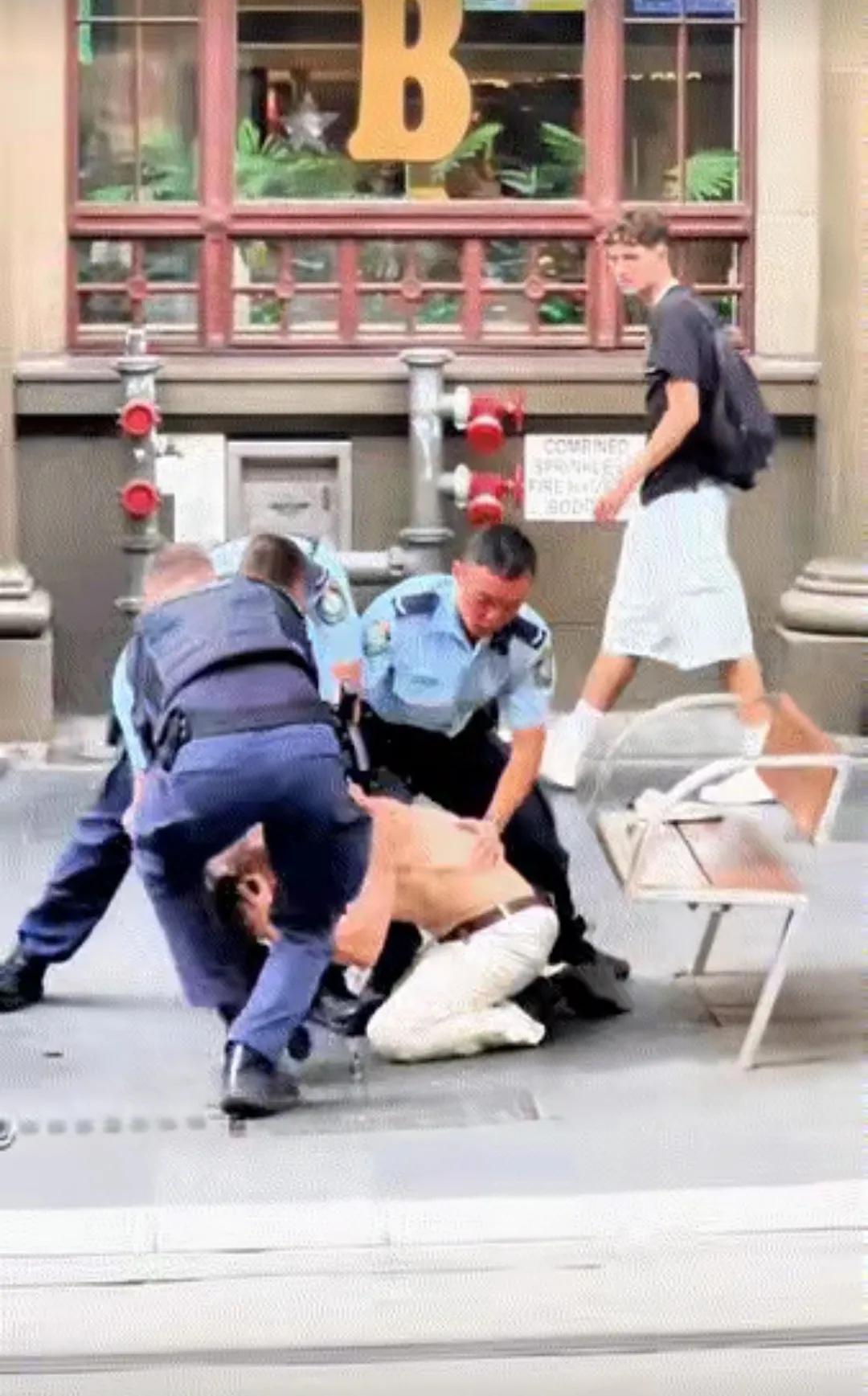 老外抓捕罪犯速度真快，三个人制服不了，一招呼来了一帮，出警速度真快。