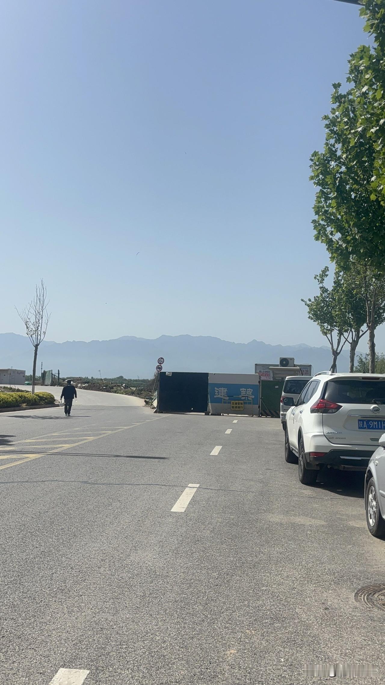 西安航天东路南头这里，围挡这里，以后还往前修路吗？下去就到杜曲街道了。现在里面的