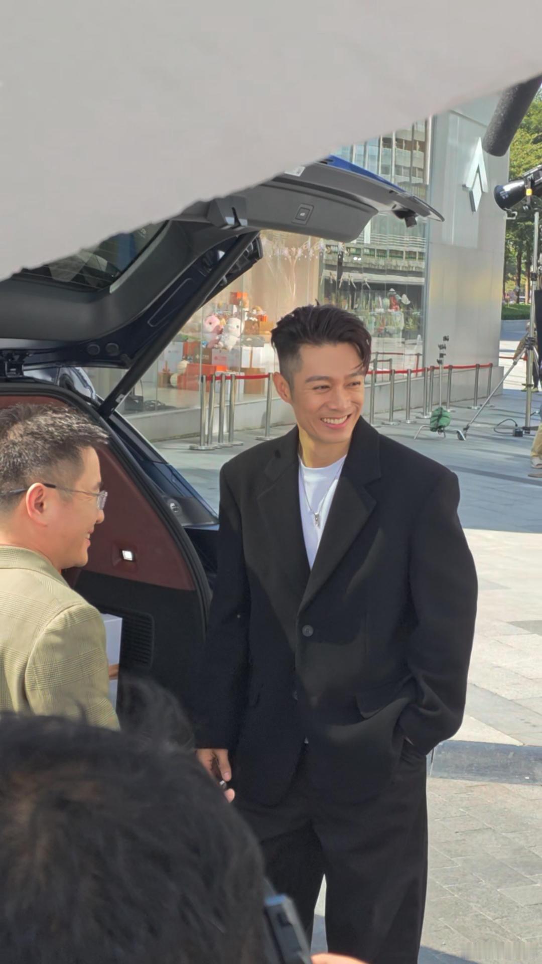 没想到逛车展还能偶遇周柏豪，他的现场生图简直绝了，不管从哪个角度拍都帅气依旧啊！