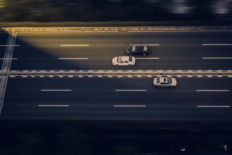 高速上碰到慢速车，就像好好的一场百米冲刺赛里突然冒出来个“龟速选手”，简直闹心到