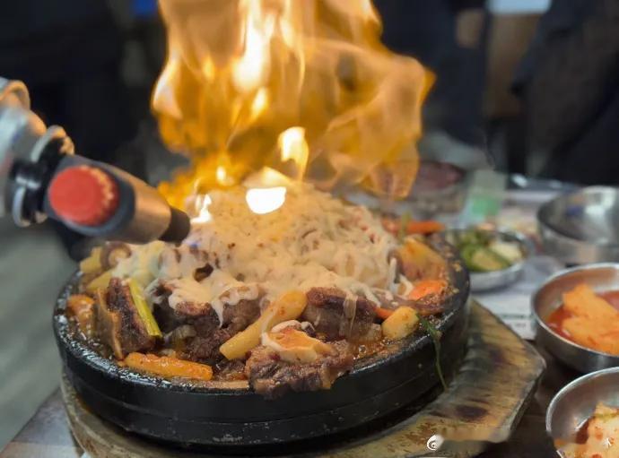 哈哈哈笑死我了论坛都在研究这家叫“sunnongdan”的韩式料理餐厅，标签是王