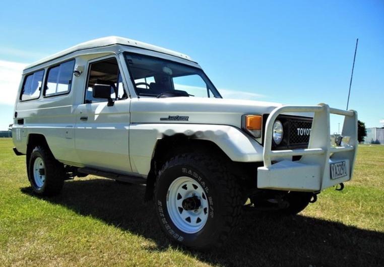 1988年LC78，这是新西兰的二手车，4.0汽油机+手动挡+四驱，LC90装备