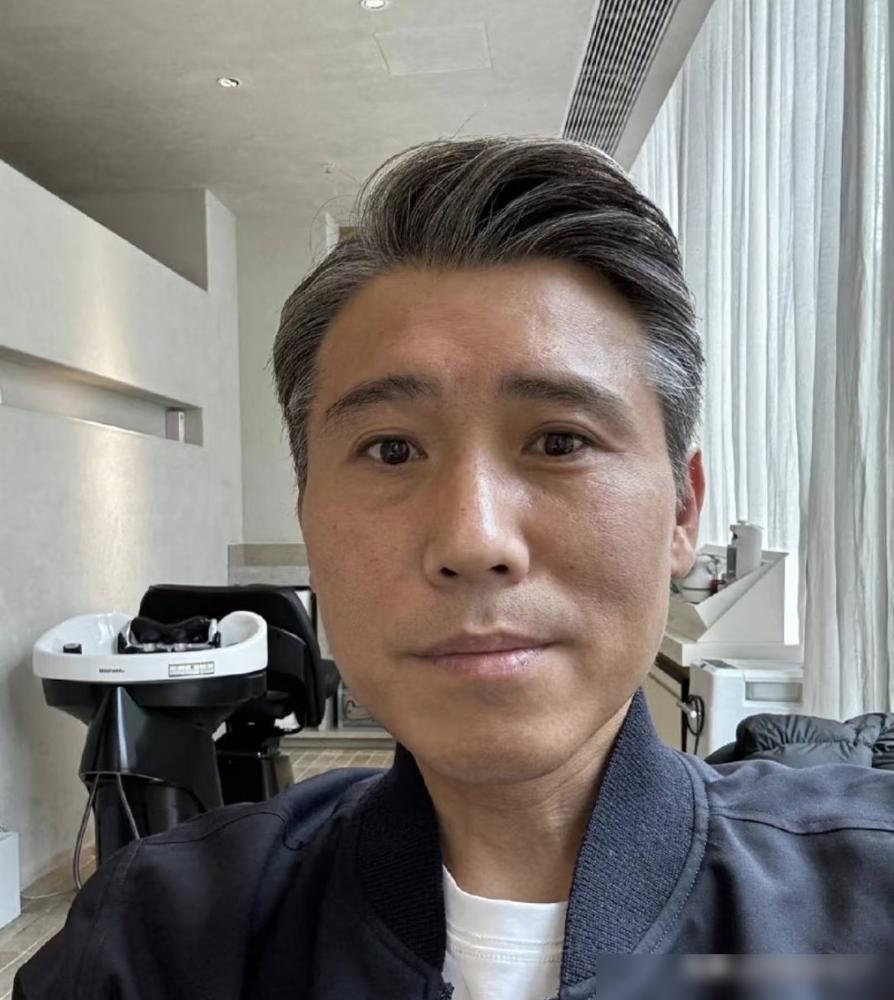 51岁李乃文的近况，惊到了大家。
 
他是重组家庭，要养5个孩子：妻子带来的继娃