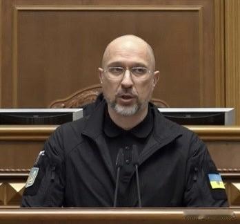 乌克兰新任国防部长丹尼斯·什梅加尔正式宣誓就职，从泽连斯基总统手中接过了战时国家