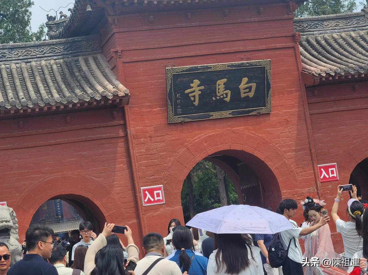 沿着青石小径前行，一尊尊佛像庄严肃穆，慈悲的目光仿佛能洞察人心，让人瞬间忘却尘世