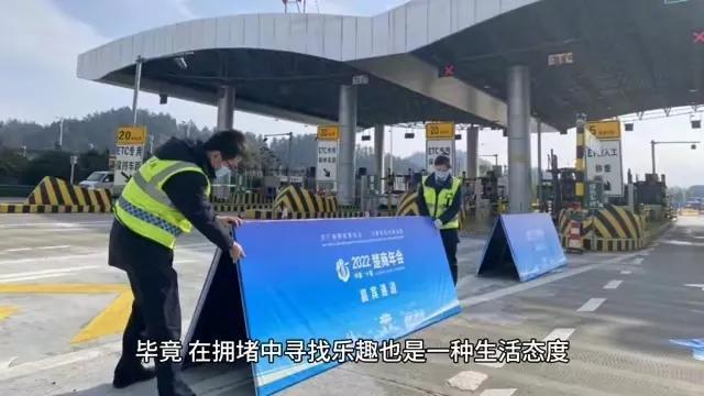 湖北高速堵车现场！其实天气预报提前一个礼拜都预报了有暴雪将至，竟然还有这么多人开