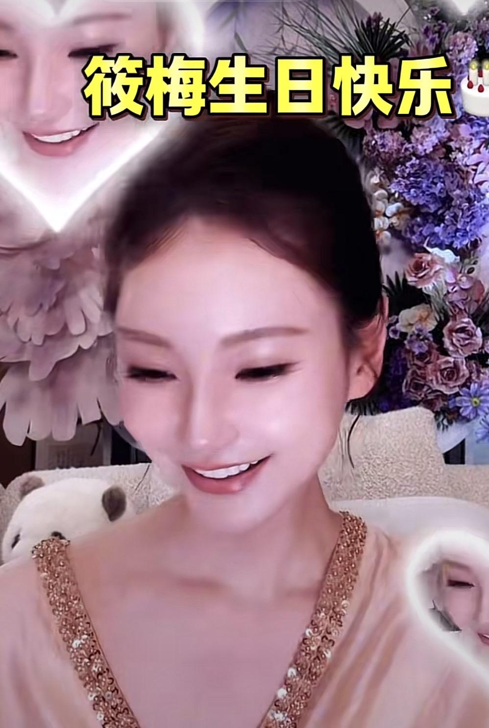 小梅为什么愿意和大家分享很多快乐的事情。主要是她说的都是大家想听的，所以，她毫无