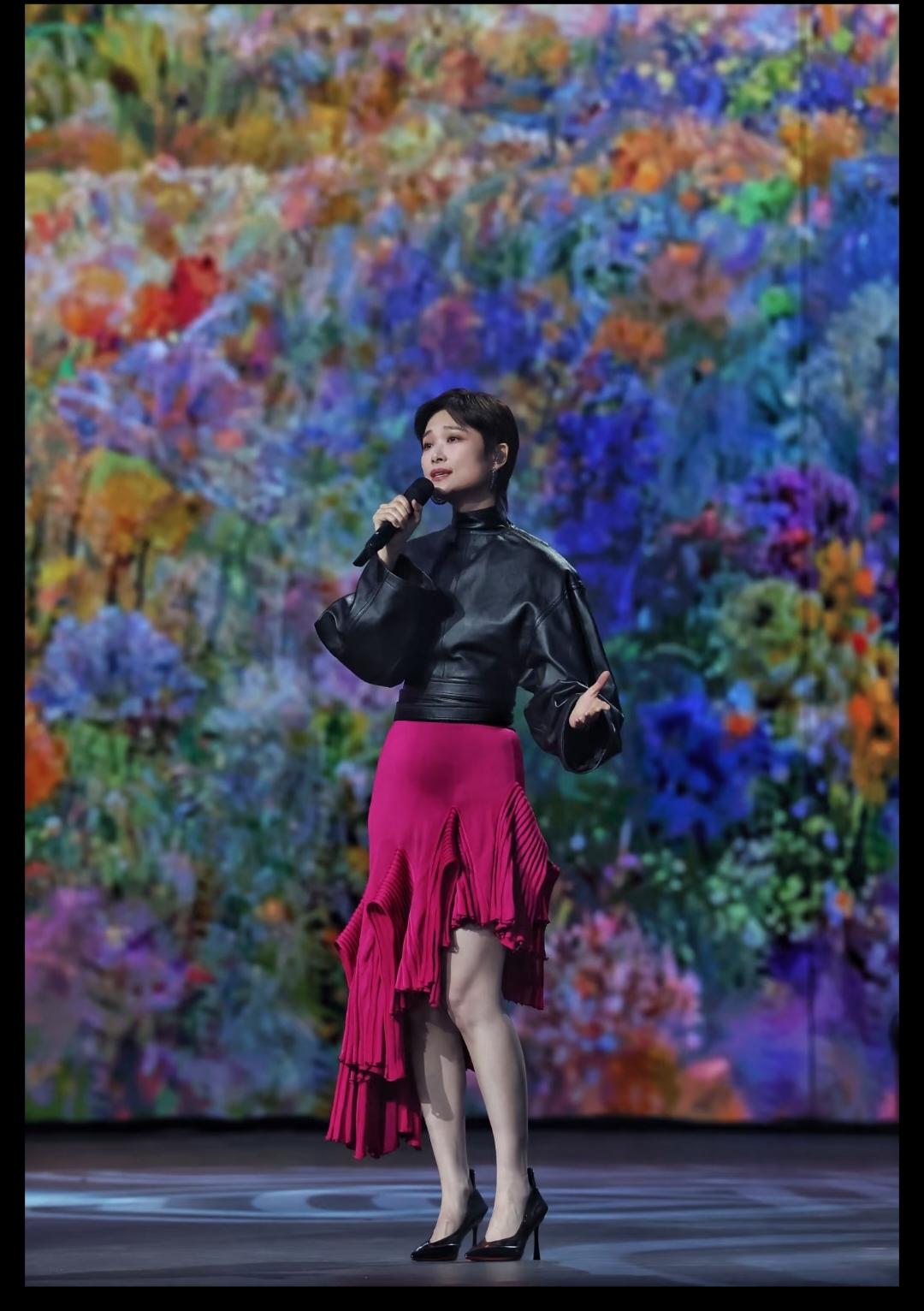 李宇春，肚子咋了？怎么一个大包？