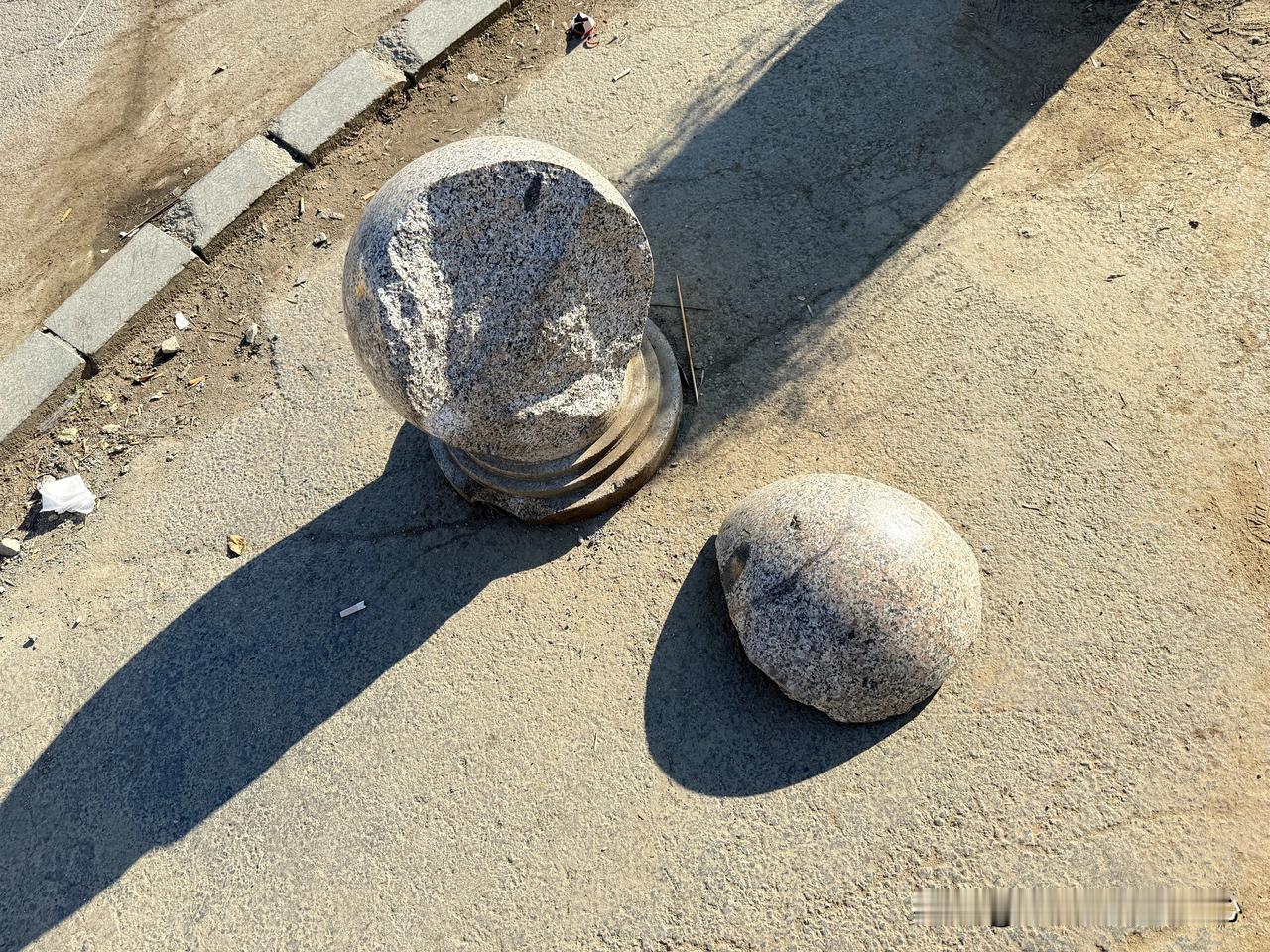 第一次见裂了的石墩
今天走在路上，突然发现一个石墩从中间破开了，以前从来没有看到