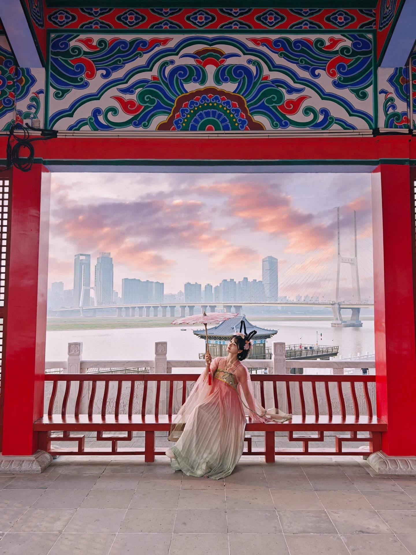「当汉服遇上现代艺术，手机摄影也能美成画！🏮。这周末南昌又现超美晚霞...