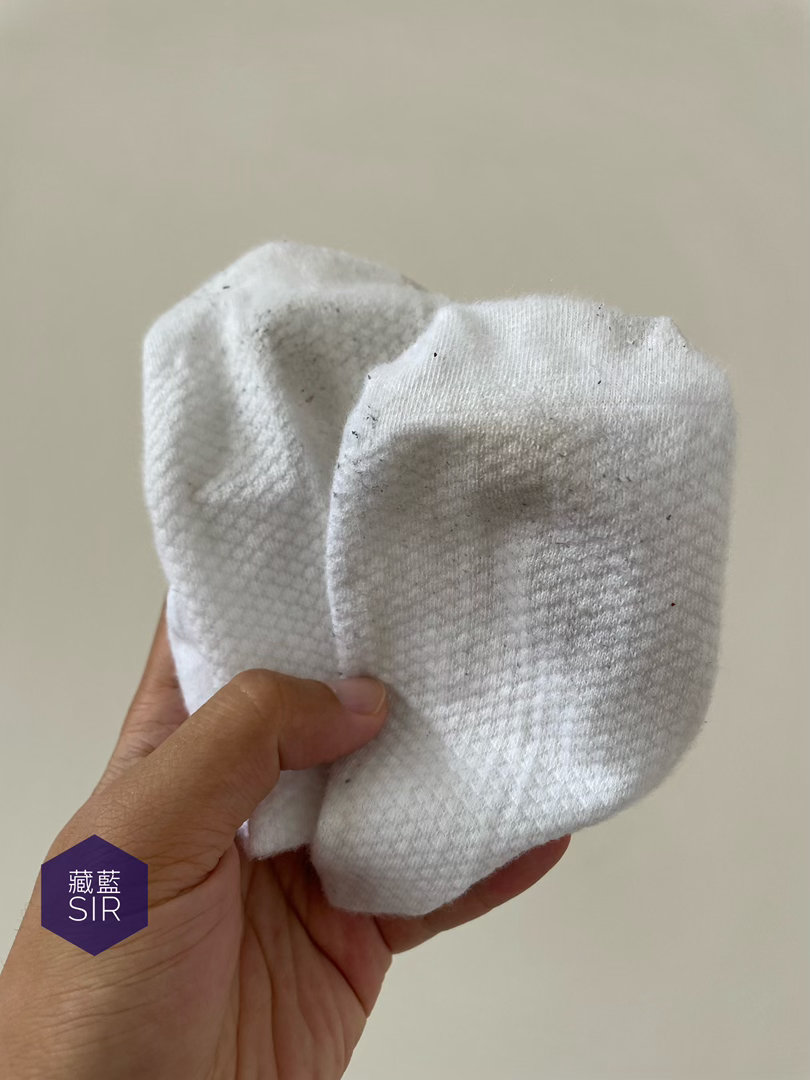 穿了两天的白袜子，一看就不好洗……以后还是穿黑袜子