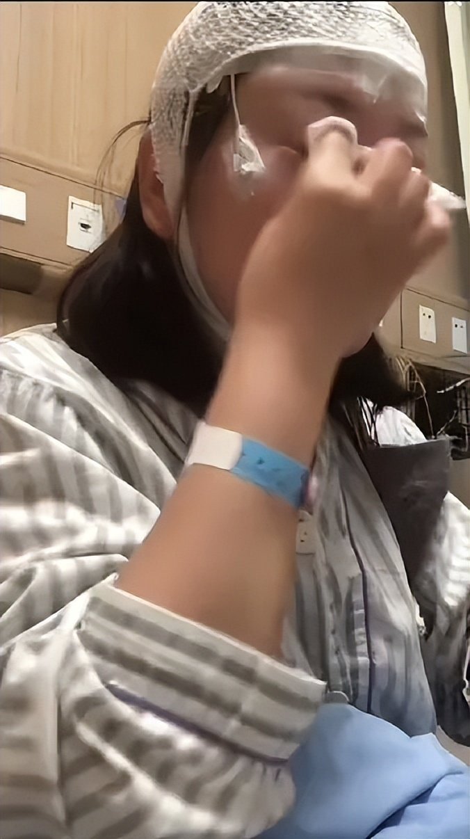 王暖暖晕倒后解约成功，却被骂到体无完肤！在医院直播，被医生阻止，终究还是被流量反