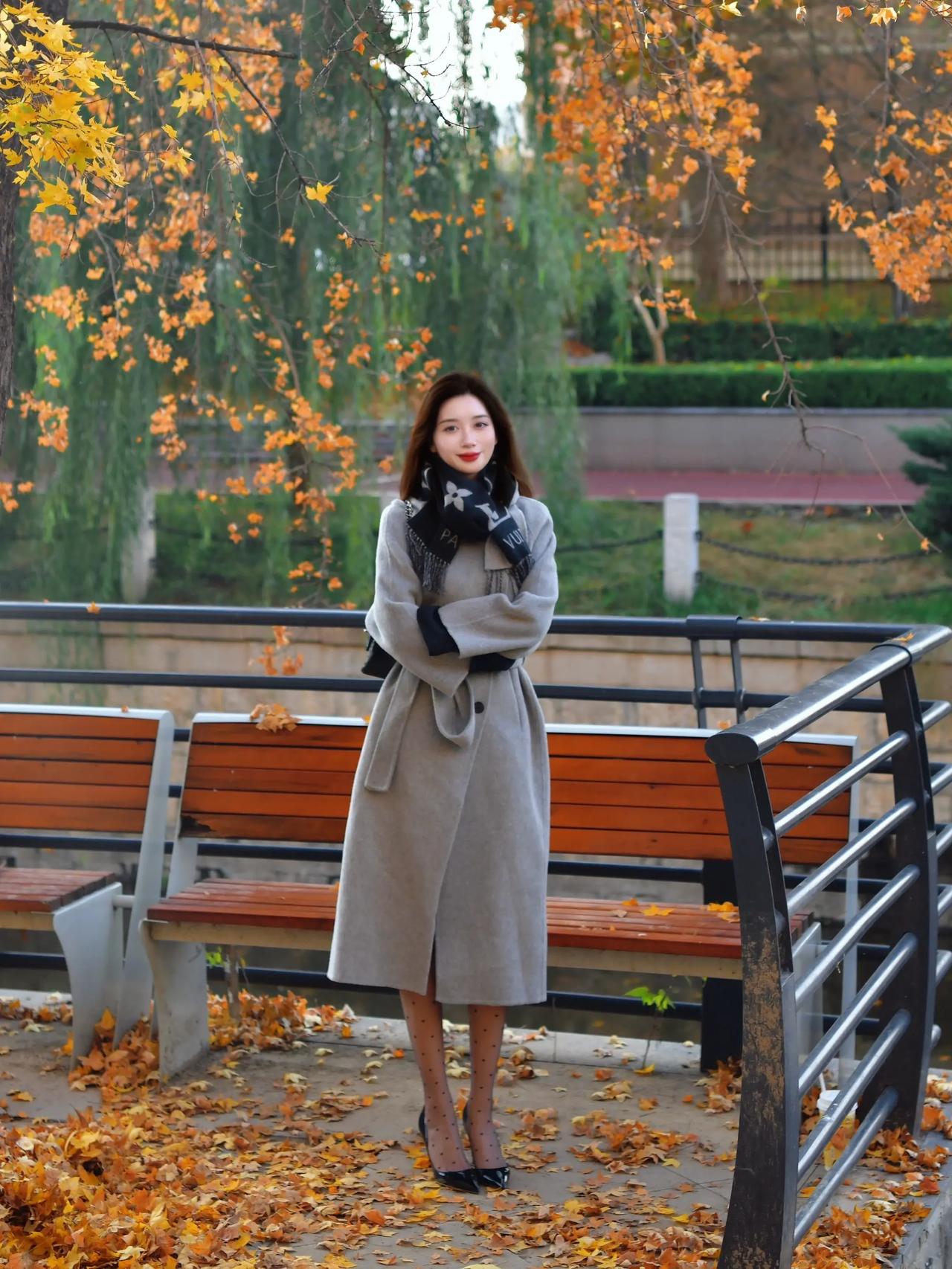 秋风萧瑟，落叶满地。晒图笔记大赛 氛围感美女 今日穿搭 @金木南