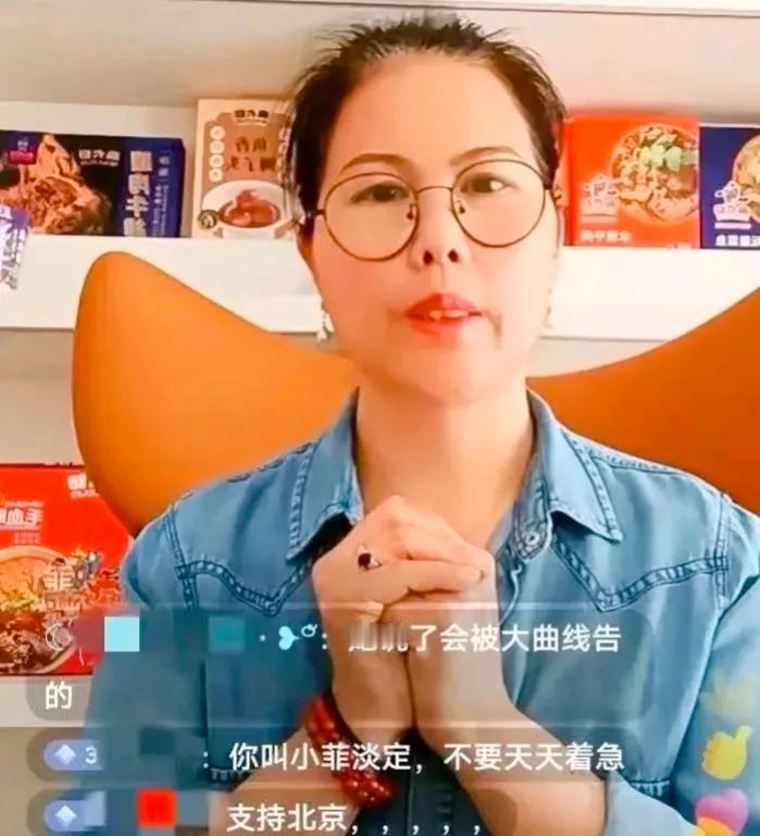 小杨阿姨揭开了汪小菲这位商界巨擘不为人知的一面。她以一种近乎传奇的口吻，缓缓道出