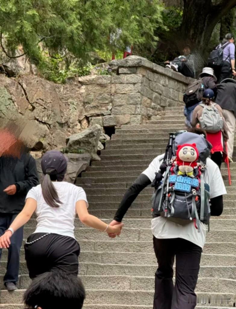 竟然有个新行业叫“陪爬”。
就是陪着你爬山，当然你得掏数百甚至更多的钱。
有全职