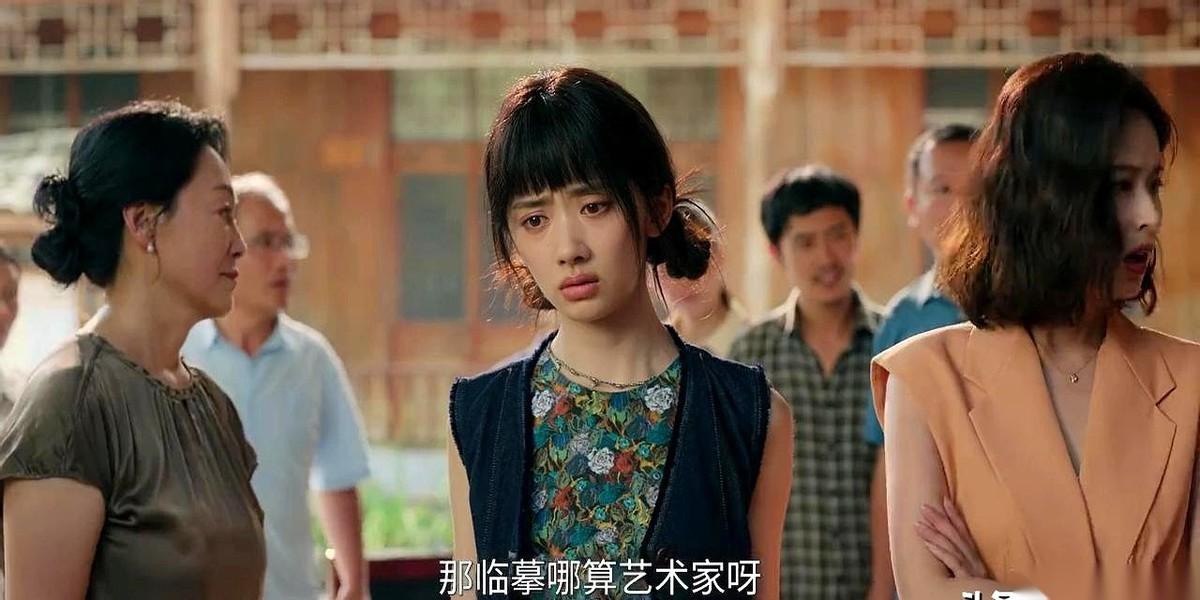 生了个女孩，婆家高兴坏了，敲锣打鼓把人接回去了。
你以为这是2024年，新时代的