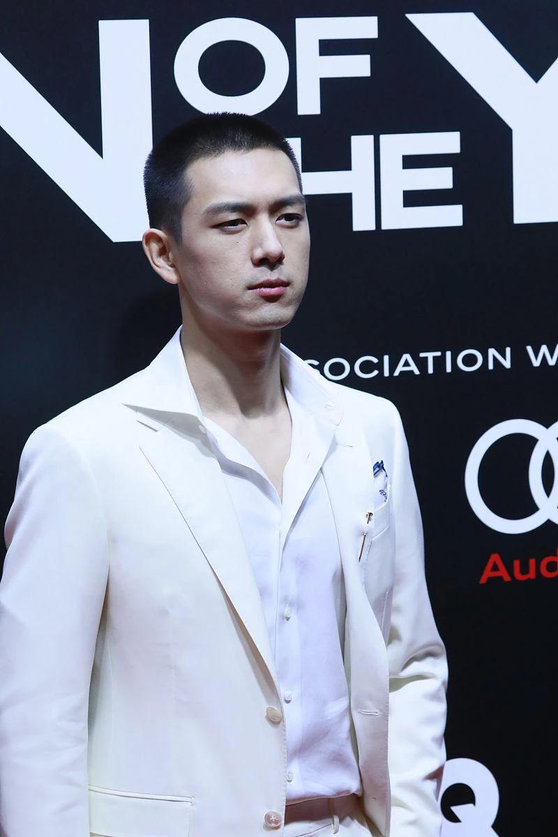 李现的这款发型，还是非常考验颜值的！不过他的颜值，也是非常抗打呀！感觉他不笑的时