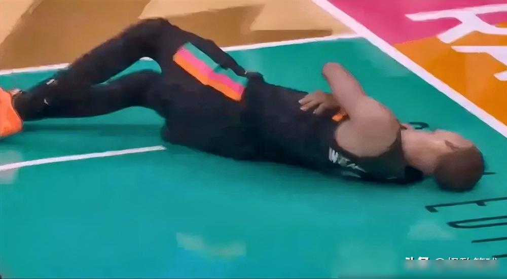 一声闷响，文班亚马捂着胸口轰然倒地，波波维奇的脸瞬间就白了。
季后赛刚开打，他