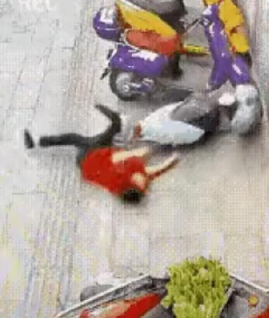 大妈走在人行道上，看到一排整齐的电动自行车，火气瞬间爆表。她快步上前，一脚把第一