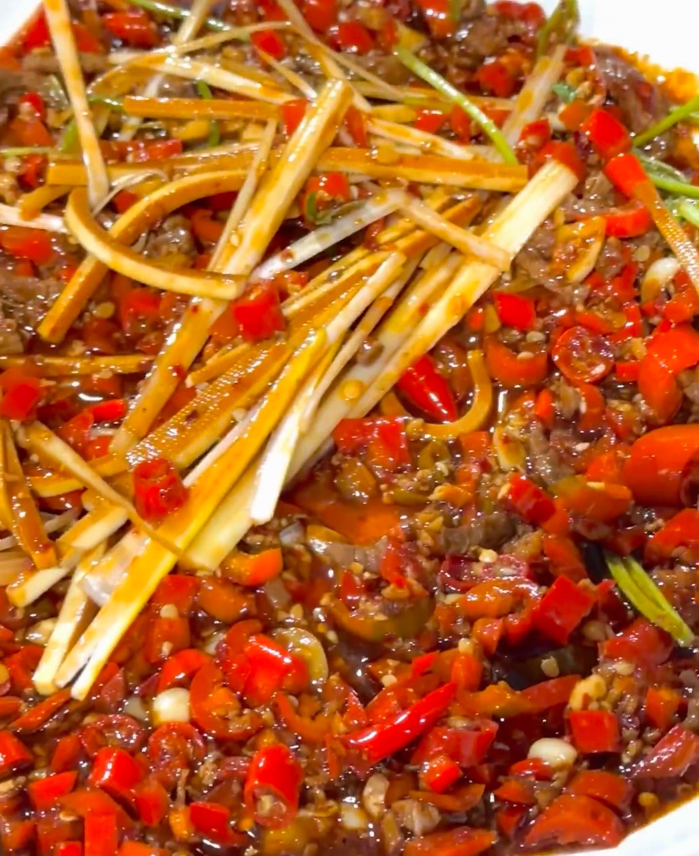 江西菜能有多下饭第一的黄豆鸡脚，鸡脚很软烂，很入味，很好吃。第二是三丝牛肉，也是