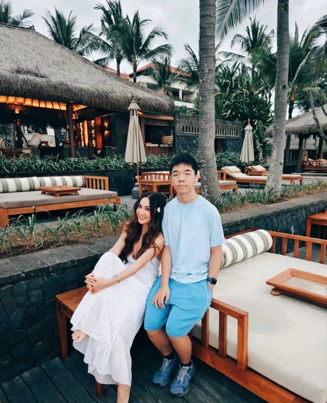 温碧霞和儿子同框老妈太年轻了，没看出来这孩子才14岁…[允悲] ​​​