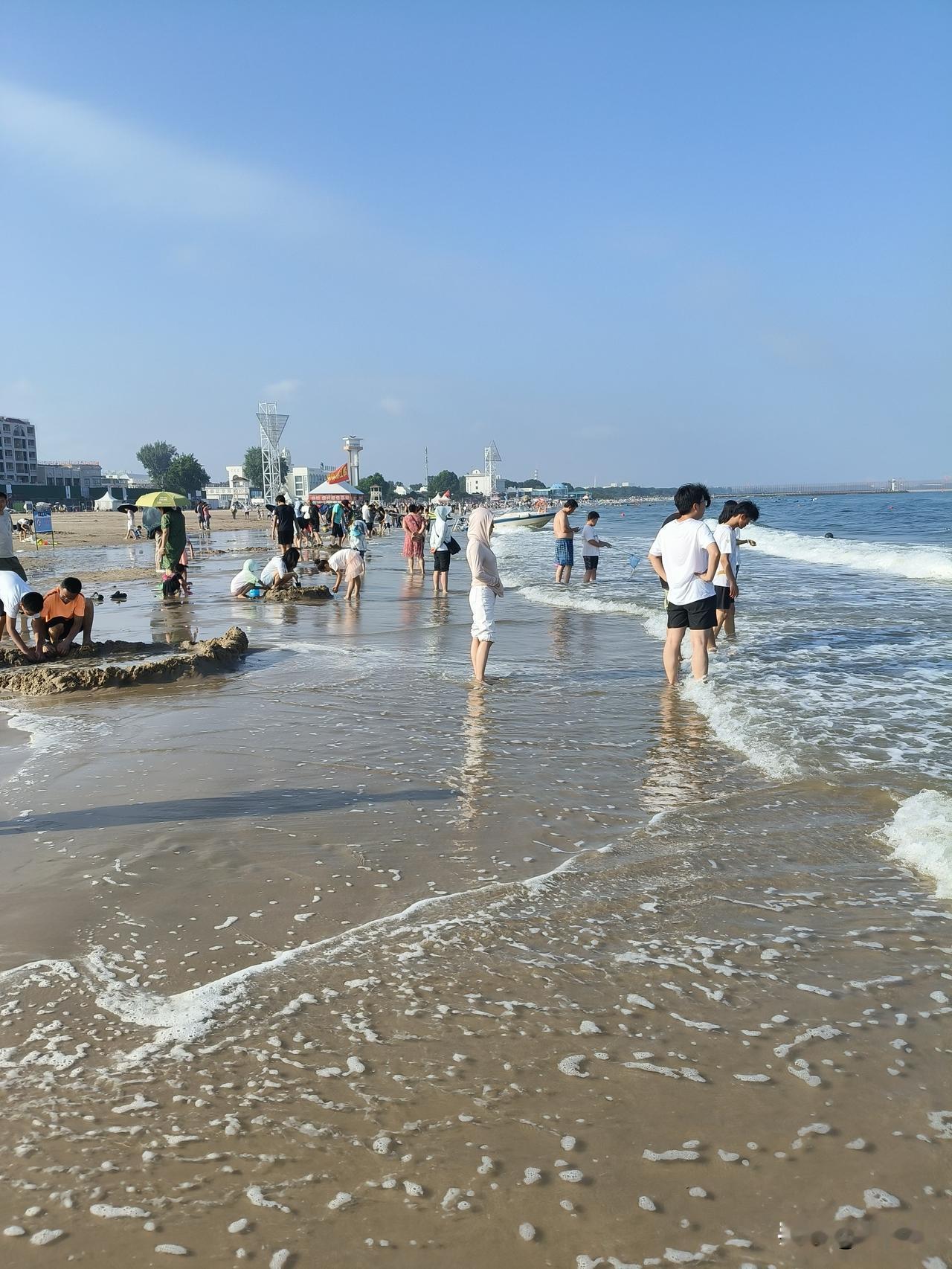 听涛逐浪，慢享海滨时光
午后的阳光毫不吝啬地倾泻在海滨，将浅棕色的沙滩烤得暖烘烘