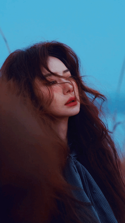 #戚薇红色爆炸卷发# 你真的可以永远相信戚薇的时尚表现能力，每一次她出现在你眼前