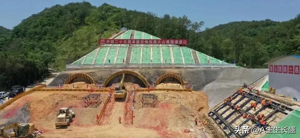 这有些奇怪，明明武平高铁是250公里时速双线高铁，这里怎么3个洞4线呢？