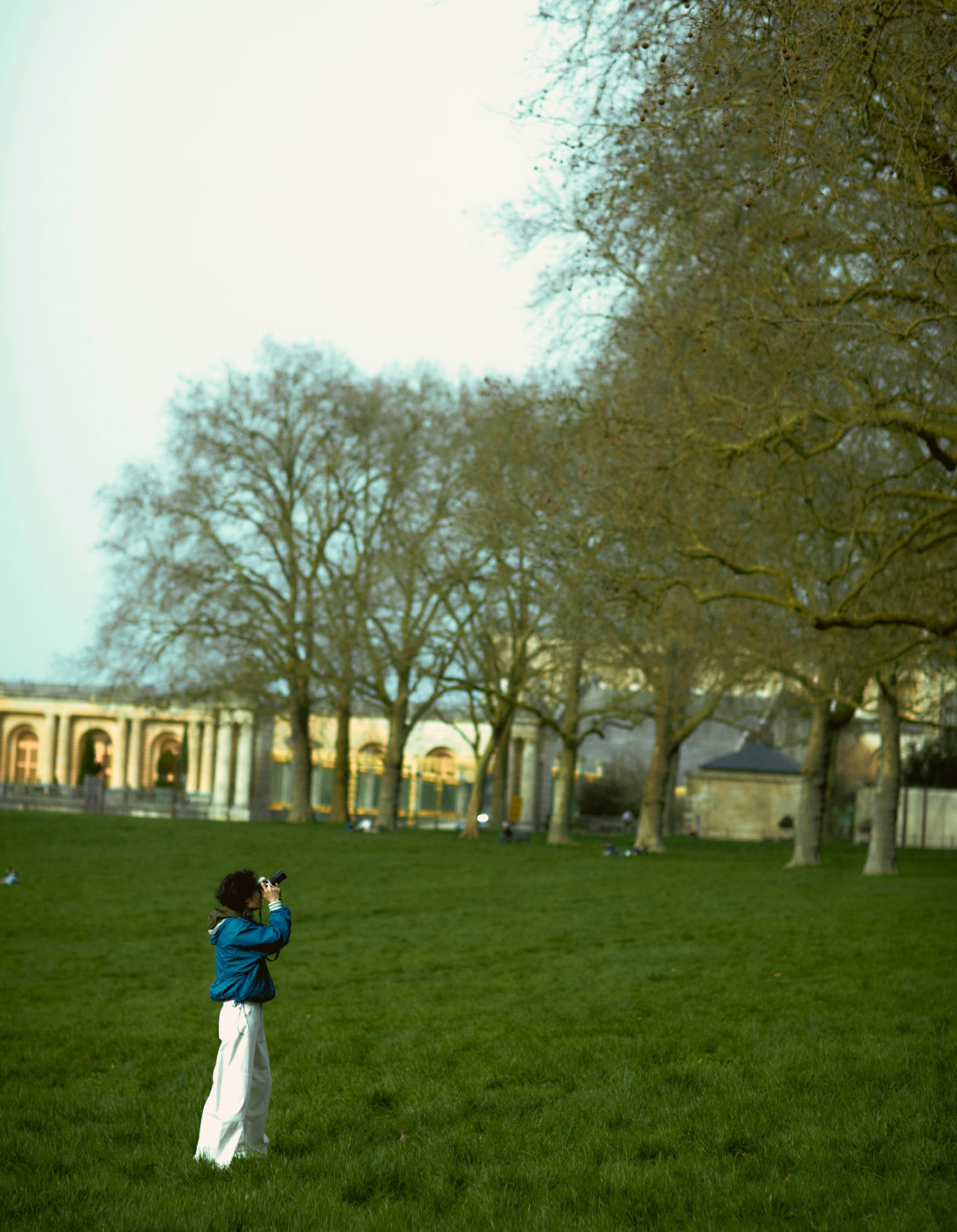 王一博出图了，好喜欢这组风格，时尚是他的生活，好自在，好休闲。王一博巴黎时装周王