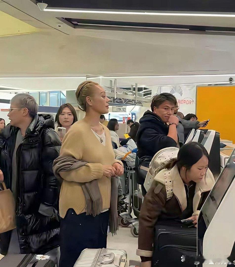 宁静真是越活越有个性，超短发还能扎个小揪揪，又飒又可爱！ 