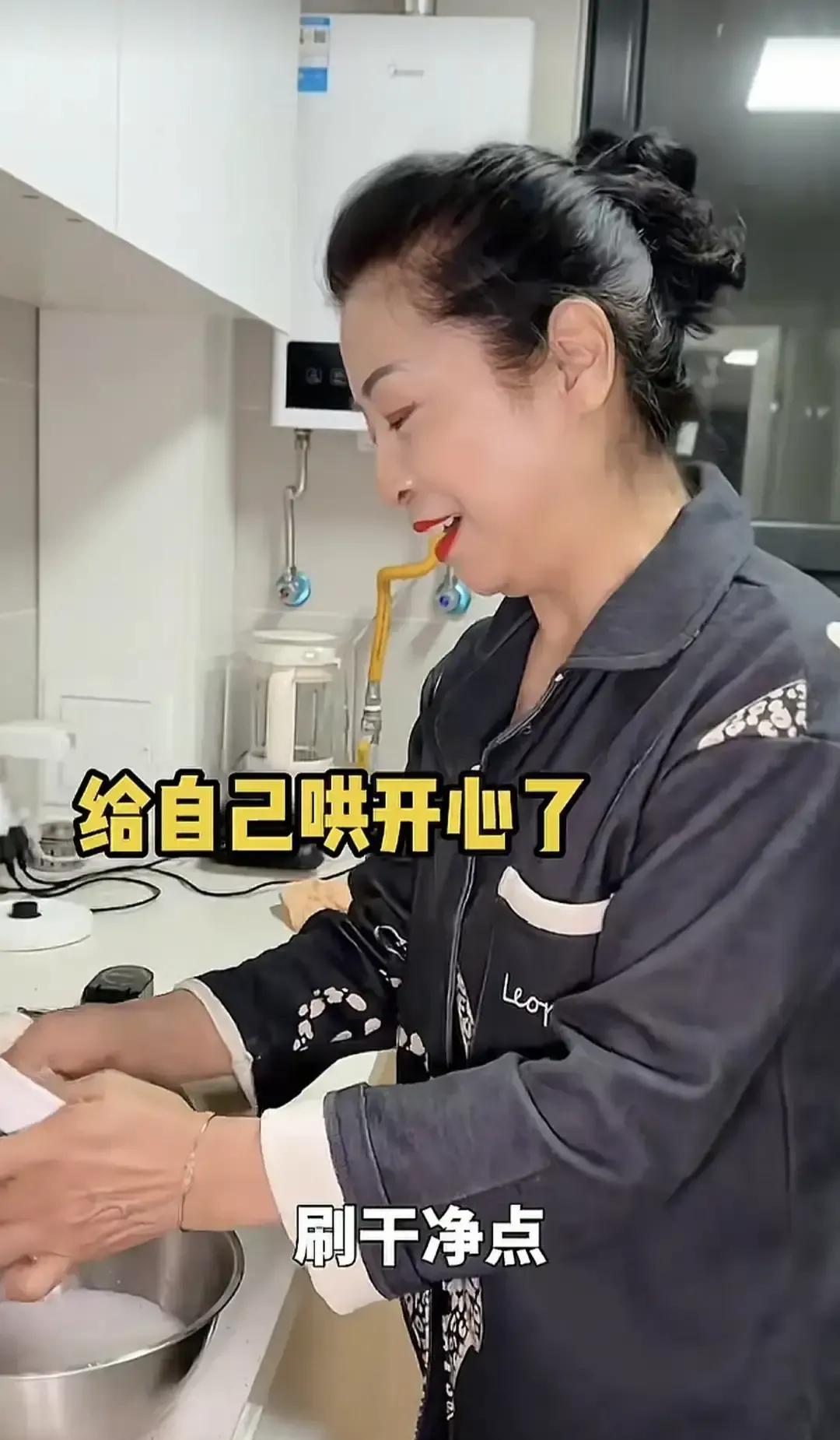 娜子把一页皱巴巴的打印纸塞给婆婆，说试试短剧。
婆婆先摆手，三秒后自己加戏，用土