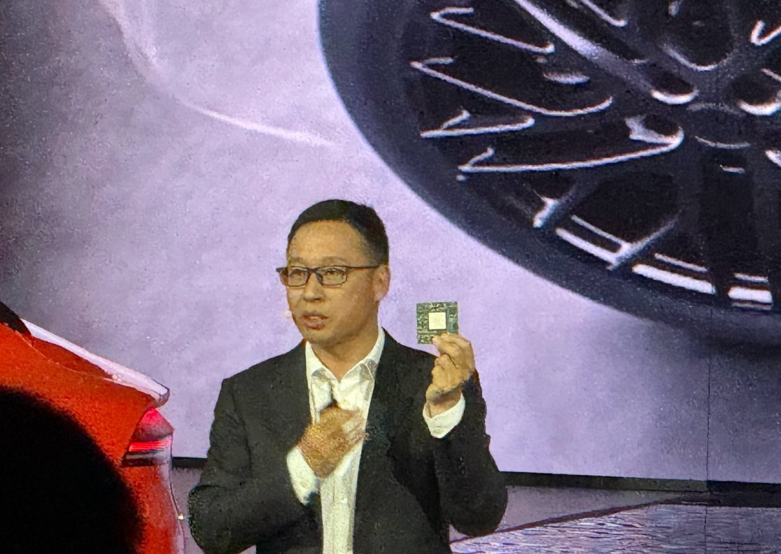 靳玉志说韬定律的首次应用，启境GT7发布会上他手上这个是华为最新的赤兔模组，能够