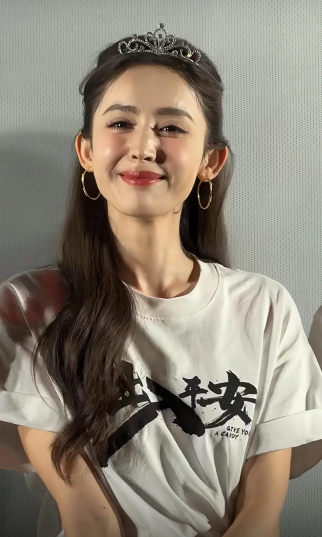 古力娜扎生图颜值爆表
她好像个真人芭比娃娃
真的美得不像话
32岁的状态太绝了