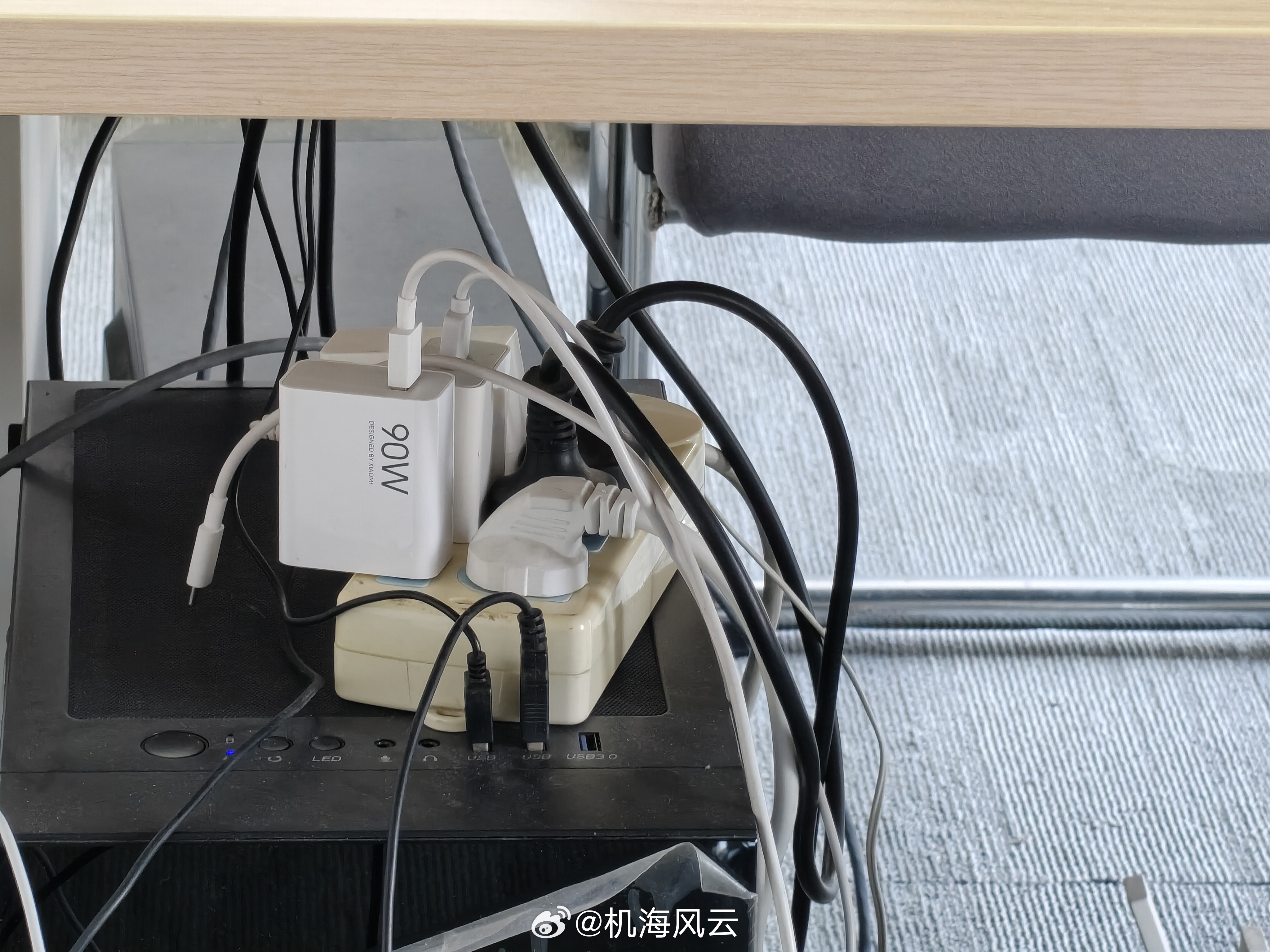 咦，刚发现我司女同事也不是清一色iPhone，也有主力机用小米的