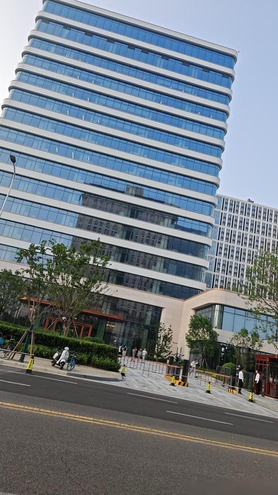 胖东来与建业J18的合作，不仅是两大河南本土标杆企业的商业联姻，更是郑开一体化从