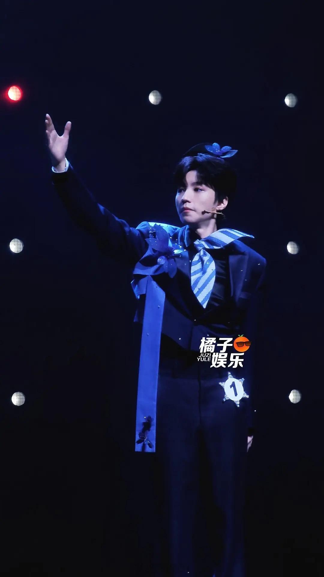 王俊凯光明正大堂堂正正的走向话剧舞台王俊凯爆炸头