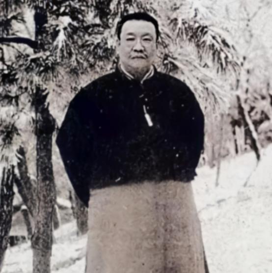 1879年，浙江巡抚谭钟麟午睡之后，路过通房丫头卧室时与之发生关系，而就是这一次