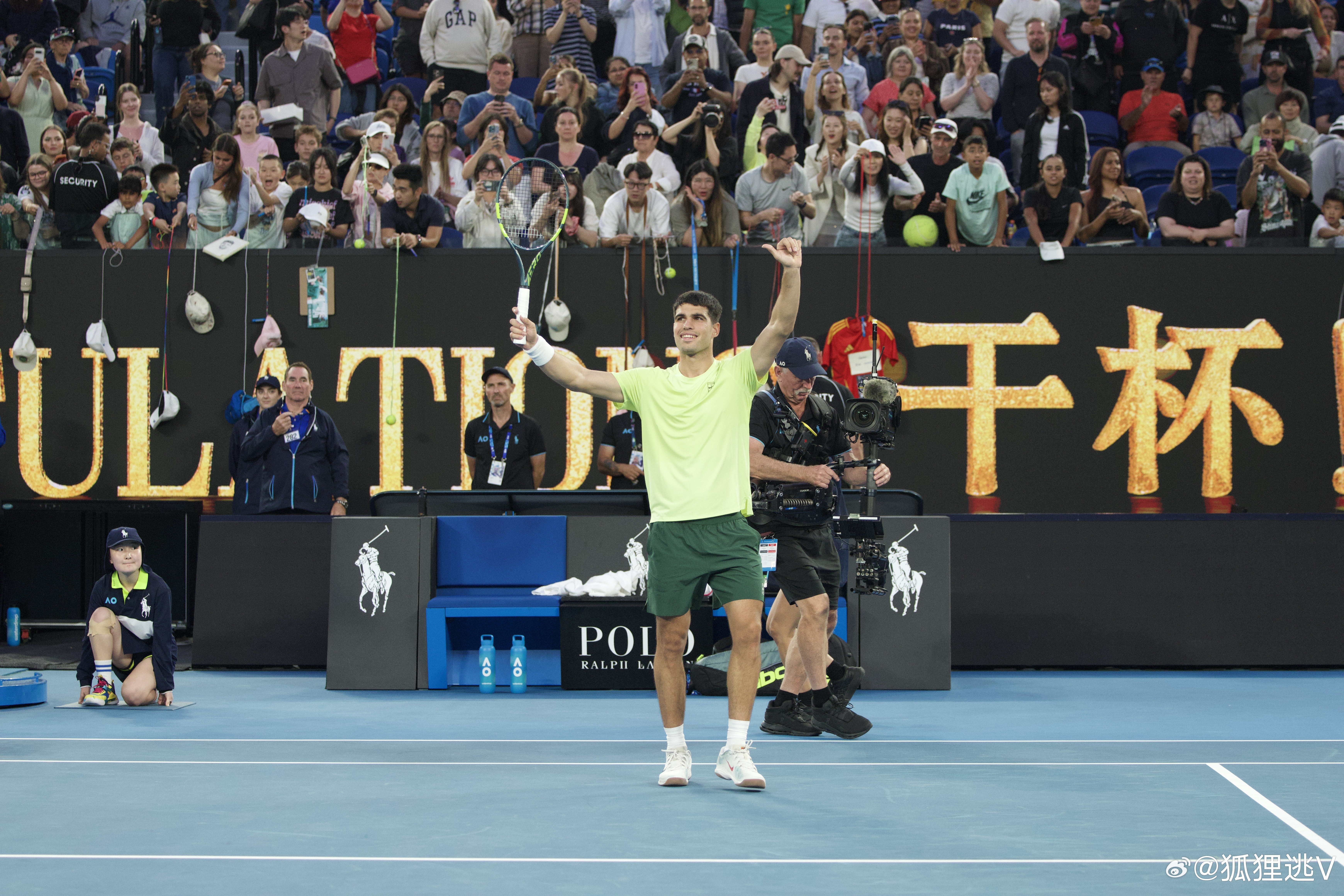 阿卡终于能在表演赛中击败德米纳尔，周董现场观摩了比赛。澳网2026