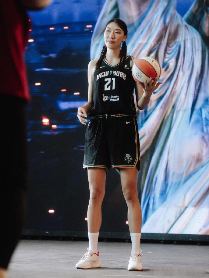 时隔三年，中国女篮核心韩旭正式重返WNBA，加盟纽约自由人队！她在4月26日的季