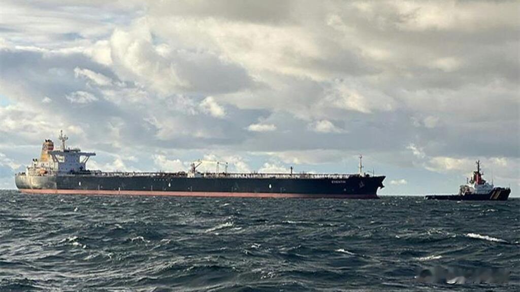 伊朗半官方的法尔斯通讯社声称，尽管美国实施了封锁，两艘伊朗油轮仍然通过了霍尔木兹