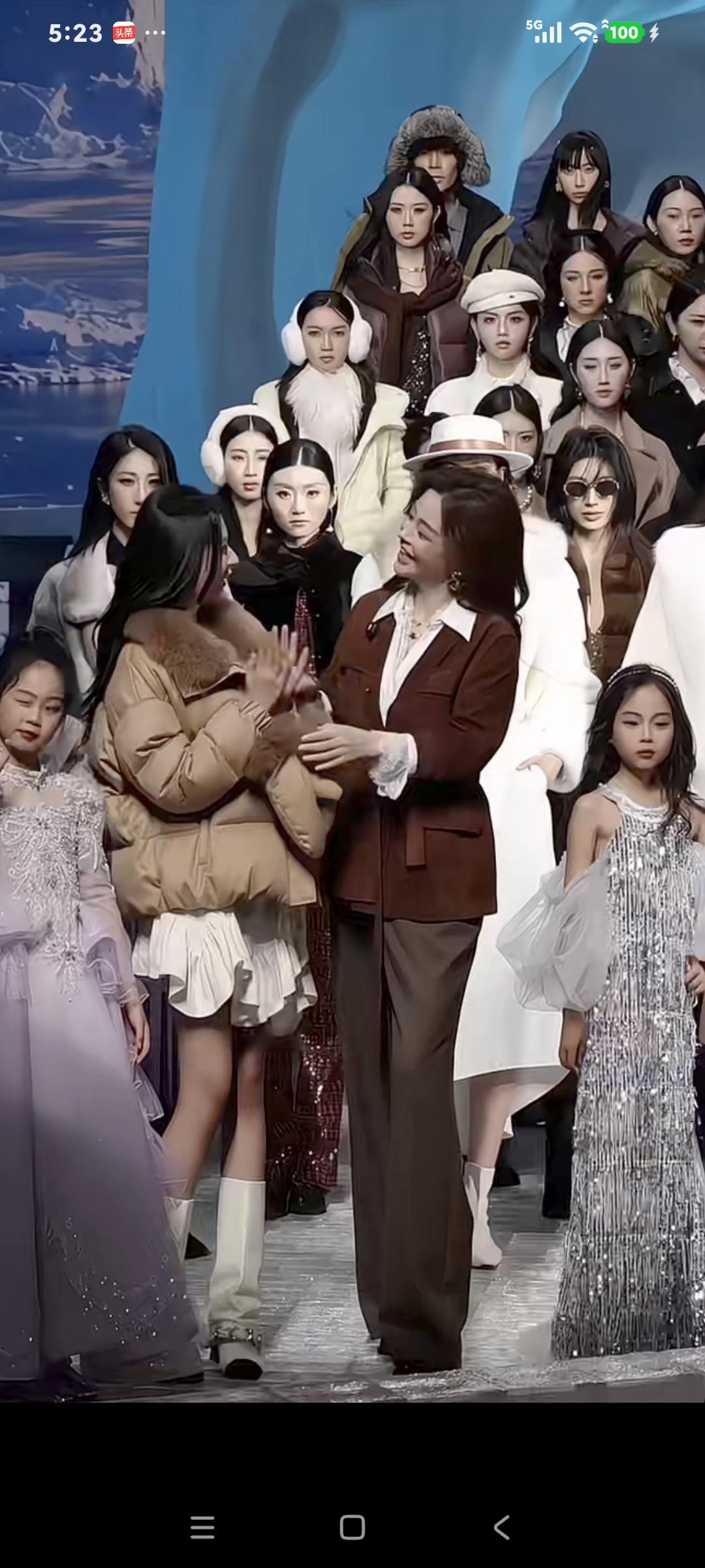 初瑞雪携手三个女儿走秀，三个女儿都优秀，大女儿长得也像初瑞雪，太漂亮了。
辛巴有