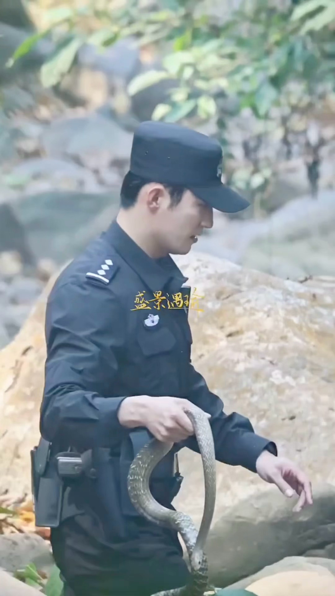 黄景瑜又在散发魅力了 徒手拎着一条蛇黄景瑜明川知有夏徒手抓蛇黄景瑜徒手抓蛇路透