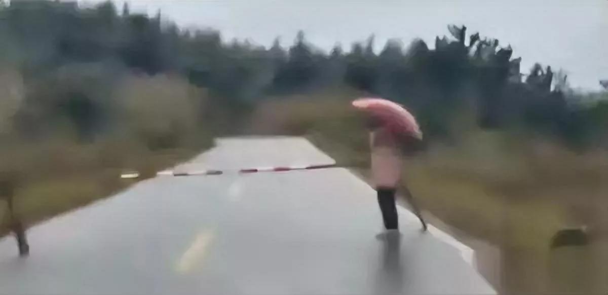 开车被拦路要100元？

浙江一女子遇奇葩事！返程时被村民拦路收费，称是土地留宿