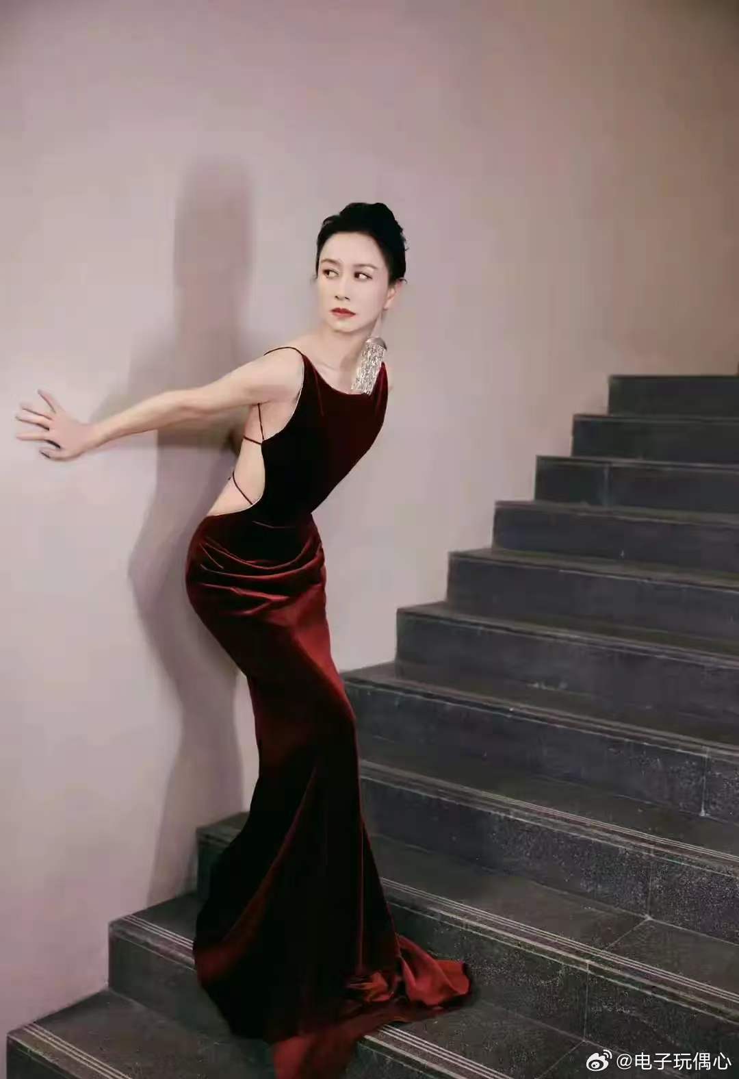 不得不说她的保质期真的长，今年48岁她状态已经很好。拍照也是最大胆的 