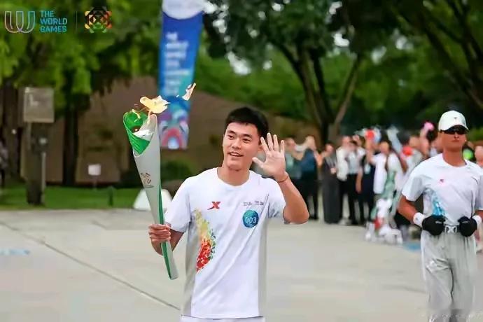 火热的成都迎来了世运周期，蓉城球迷心里更热的是胡荷韬已告别轮椅，第3个举起了世运
