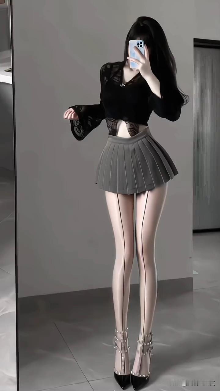 谁懂呀！今天这套穿搭简直把“显高buff”叠满啦✨
短款露腰上衣搭配高腰百褶裙，