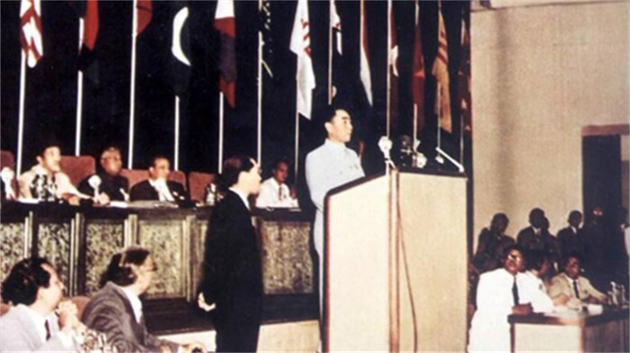 1955年春天一场没有殖民国家参与的会议正在改写世界秩序，而有人试图用炸弹终结这