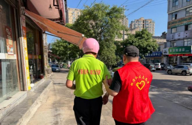 高温天老人摔倒路边台州这群人出手了 八旬老人路边头晕摔倒，巡查工作人员快速上前救